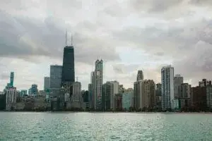 Clima en Chicago con posibles lluvias, temperaturas frescas y oleaje en el lago Michigan.