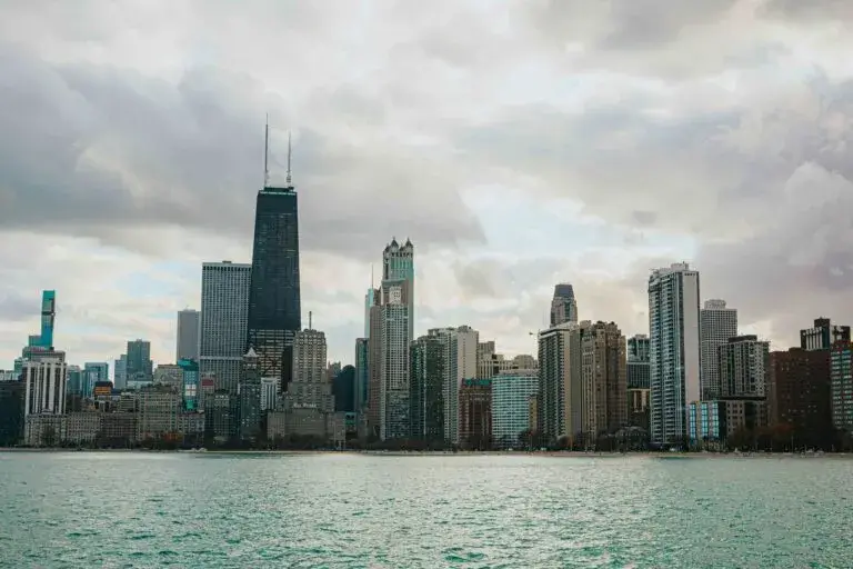 Clima en Chicago con posibles lluvias, temperaturas frescas y oleaje en el lago Michigan.