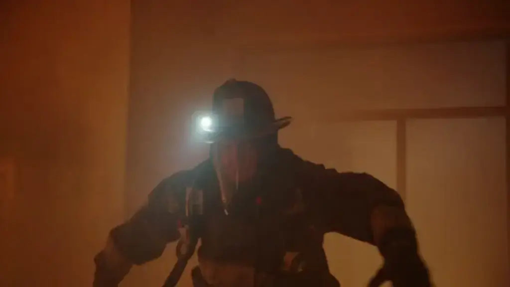 Incendio en Chicago deja cuatro bomberos heridos durante el combate de las llamas en una vivienda abandonada del Barrio de las Empacadoras.