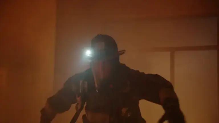 Incendio en Chicago deja cuatro bomberos heridos durante el combate de las llamas en una vivienda abandonada del Barrio de las Empacadoras.