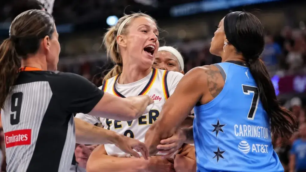 DiJonai Carrington con Chicago Sky durante la temporada de la WNBA tras el debate por su expulsión ante Indiana Fever