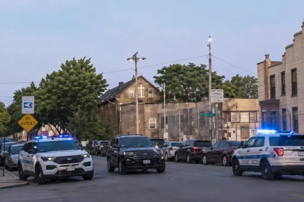 Violencia en La Villita deja dos muertos mientras vecinos de Chicago piden más seguridad.