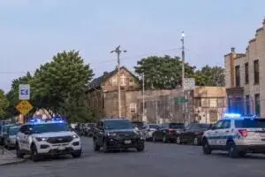 Violencia en La Villita deja dos muertos mientras vecinos de Chicago piden más seguridad.