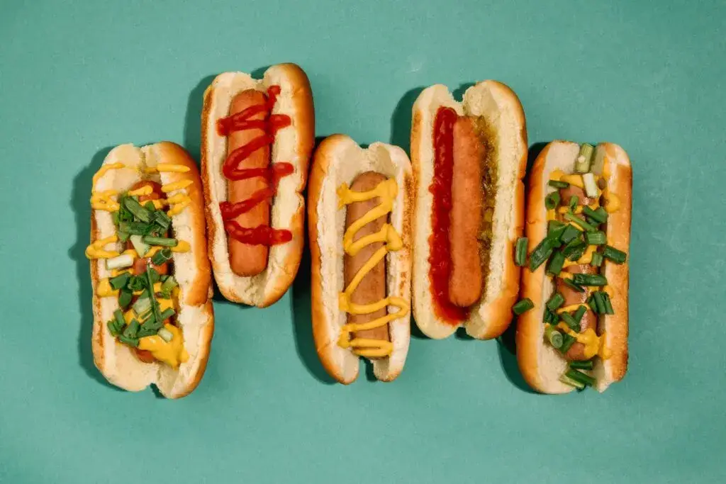 Hot dog de Chicago relacionado con el análisis sobre consumo y economía local.