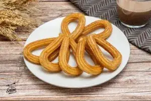 Churros en Chicago recién preparados con azúcar y canela en una churrería mexicana de la ciudad.