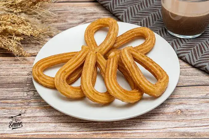 Churros en Chicago recién preparados con azúcar y canela en una churrería mexicana de la ciudad.