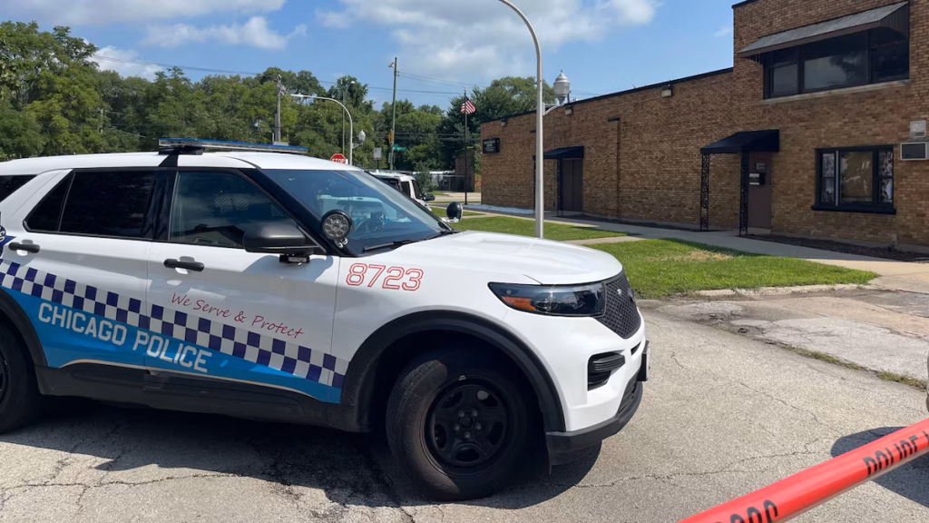 Exterior de una funeraria en Chicago bajo investigación por presuntas irregularidades en el manejo de cuerpos.