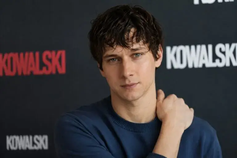 Jacob Moskovitz interpreta a Miles en Elle, la serie de Prime Video sobre la juventud de Elle Woods.