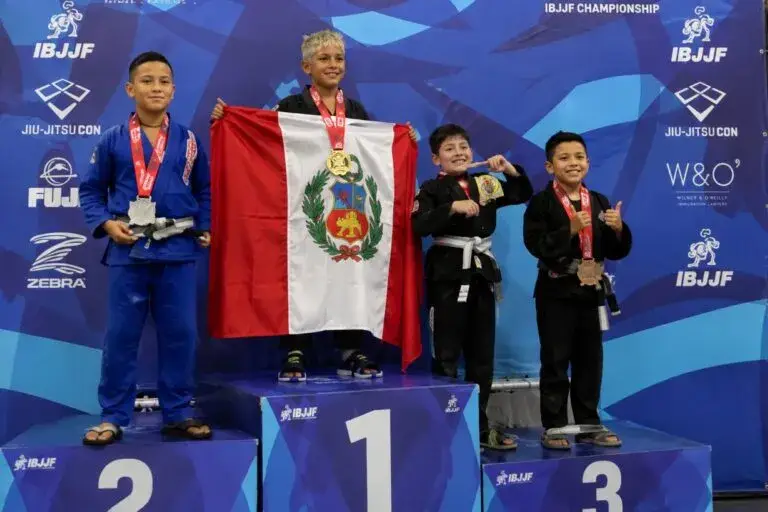Caetano Bacigalupo celebra su victoria en un torneo internacional de jiu-jitsu disputado en Chicago.