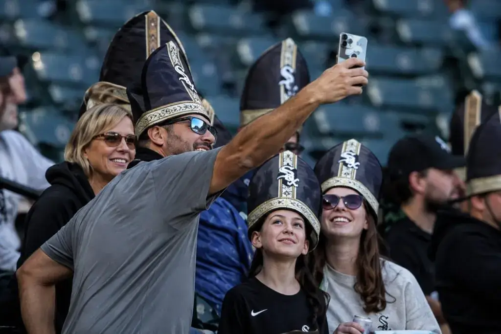 Aficionados de los White Sox con mitras papales en Rate Field durante la promoción inspirada en el papa León XIV.