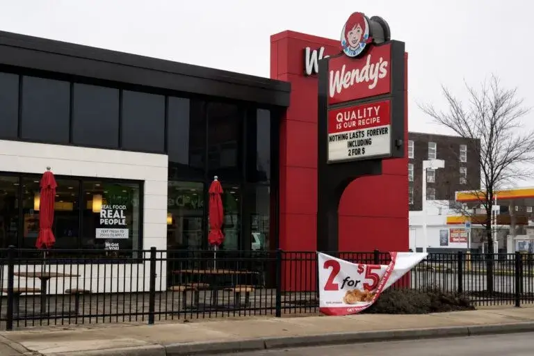 Demanda a Wendy’s en Chicago tras una presunta infección bacteriana relacionada con una comida