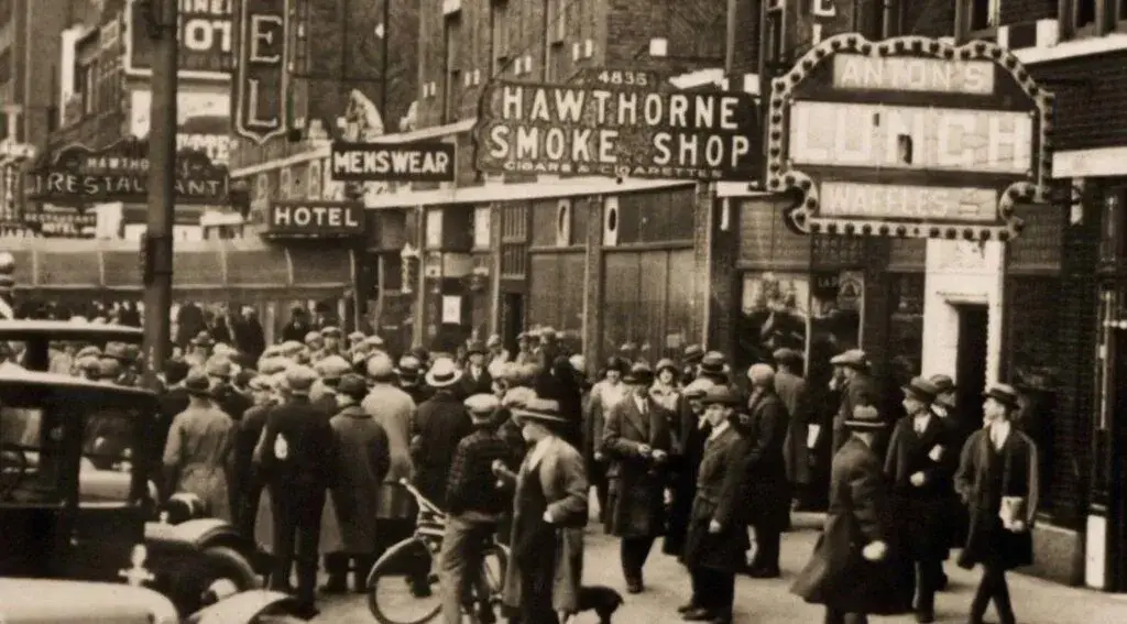 Calles de Chicago durante la década de 1920 con automóviles antiguos y un ambiente inspirado en la época de la mafia de Chicago.