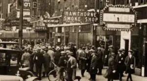 Calles de Chicago durante la década de 1920 con automóviles antiguos y un ambiente inspirado en la época de la mafia de Chicago.