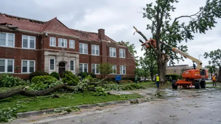 Tormentas en Chicago dañan escuelas de Glenwood y Chicago Heights durante los preparativos para el regreso a clases.