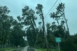 Tormentas en Indiana dejaron daños severos y miles de hogares sin electricidad tras fuertes vientos e inundaciones.