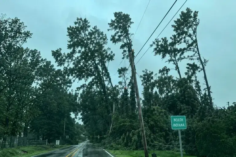 Tormentas en Indiana dejaron daños severos y miles de hogares sin electricidad tras fuertes vientos e inundaciones.