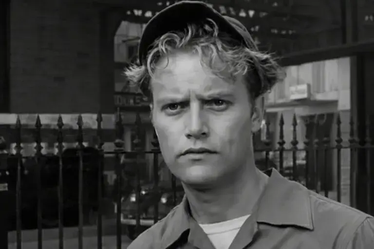 Vic Morrow murió durante el rodaje de Twilight Zone en un accidente que abrió un debate sobre seguridad en Hollywood.