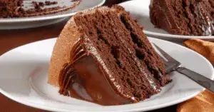 Rebanada del famoso pastel de chocolate de Portillo’s, uno de los postres clásicos de Chicago.