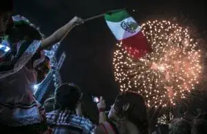 Celebración de la Independencia de México en Chicago con banderas mexicanas y participantes en La Villita.