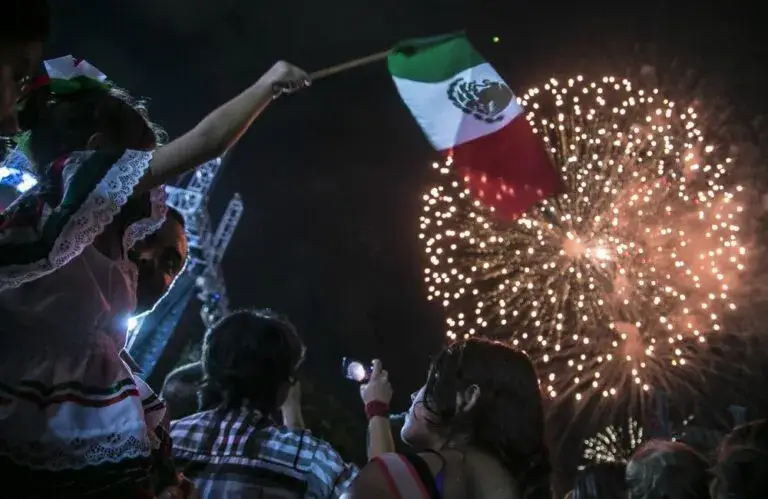 Celebración de la Independencia de México en Chicago con banderas mexicanas y participantes en La Villita.
