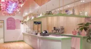 Matcha latte servido en una cafetería de Chicago como parte del crecimiento de los matcha bars en la ciudad.