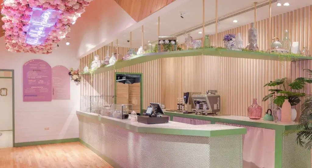 Matcha latte servido en una cafetería de Chicago como parte del crecimiento de los matcha bars en la ciudad.