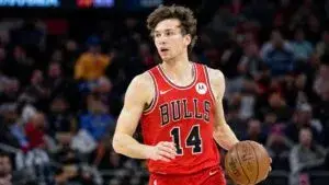 Leonard Miller durante un partido de los Chicago Bulls, como símbolo del talento joven y la reconstrucción de la franquicia.