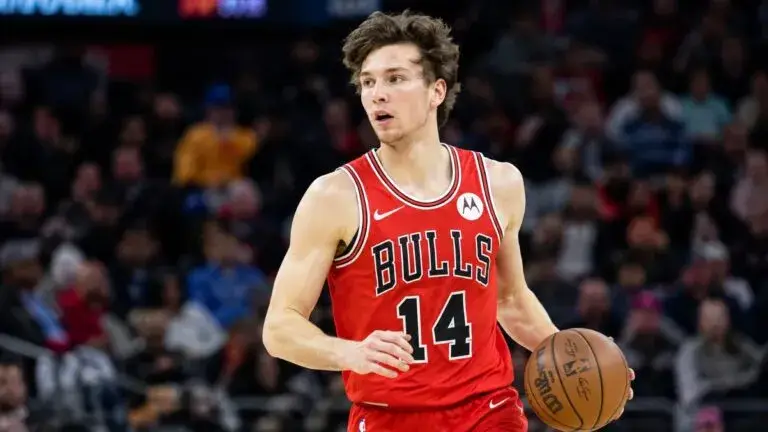 Leonard Miller durante un partido de los Chicago Bulls, como símbolo del talento joven y la reconstrucción de la franquicia.