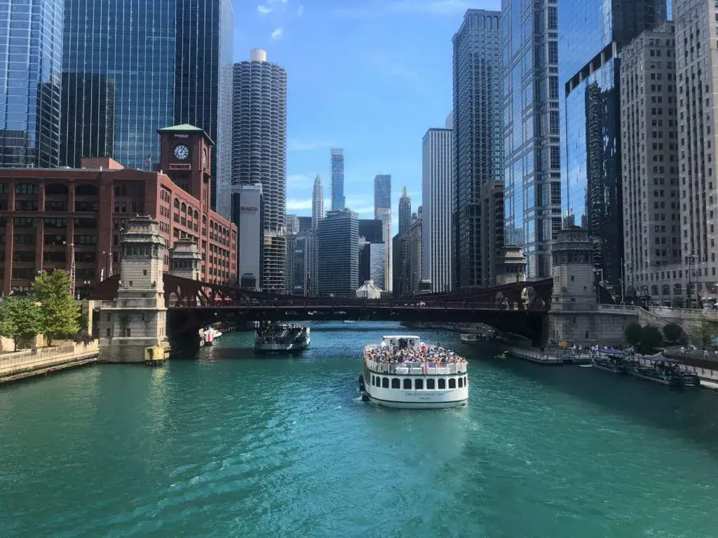 Chicago River Swim reúne nadadores en Chicago y promueve la educación acuática para jóvenes locales.