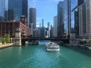 Chicago River Swim reúne nadadores en Chicago y promueve la educación acuática para jóvenes locales.