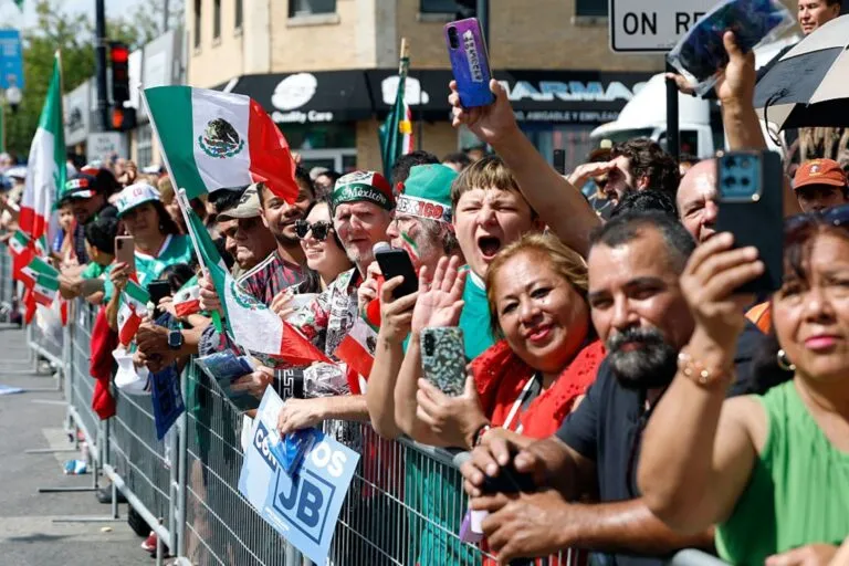 Chicago celebró la Independencia de México con El Grito en Grant Park, el desfile de La Villita, mariachi, banderas y festejos por toda la ciudad.