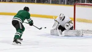 Jugadores de la NHL disputan el disco ante los Chicago Blackhawks durante un partido de hockey en Chicago.