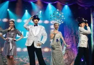 Vestuario de Chicago con corsés, lentejuelas y plumas dentro de una escena de cabaret inspirada en el musical.