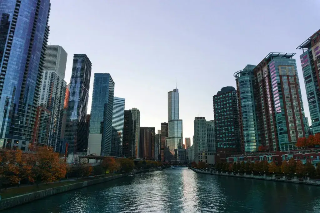 Chicago e Illinois avanzan con un plan climático para reducir emisiones y transformar el uso de energía