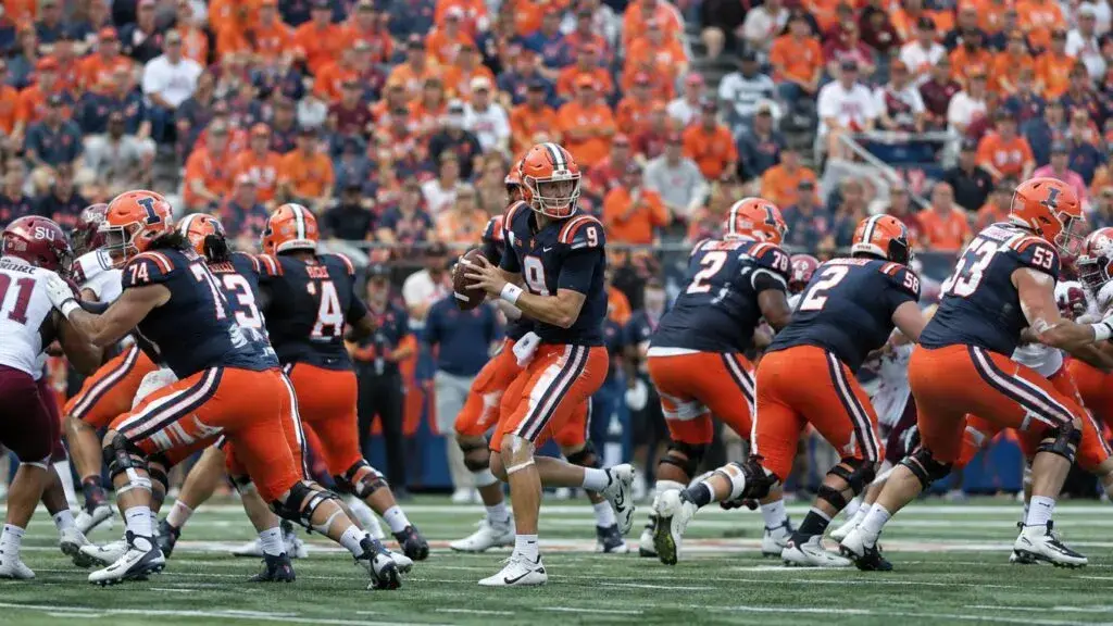 Jugadores de Illinois celebran durante el partido ante Southern Illinois en el Gies Memorial Stadium