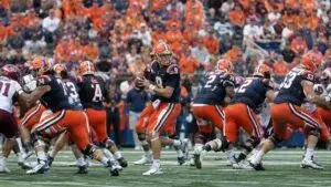 Jugadores de Illinois celebran durante el partido ante Southern Illinois en el Gies Memorial Stadium