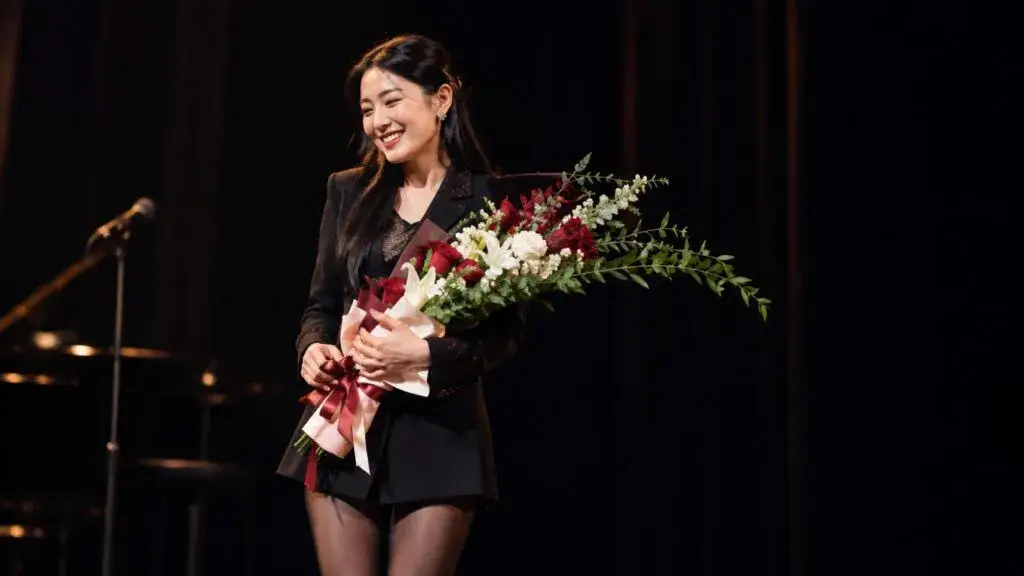Ivy recibe flores tras finalizar sus funciones como Roxie Hart en el musical Chicago en Broadway.
