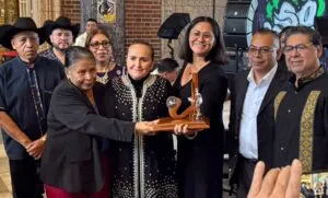 Karla Galarce recibe en Chicago la presea Sentimiento Migrante por su trabajo con la comunidad guerrerense