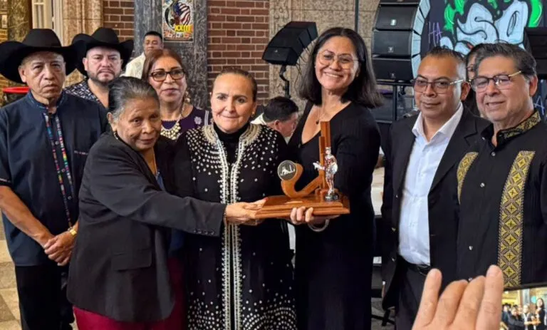 Karla Galarce recibe en Chicago la presea Sentimiento Migrante por su trabajo con la comunidad guerrerense