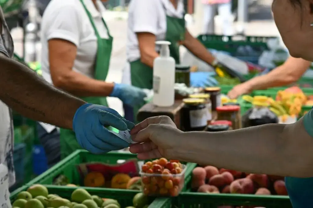 Familia de Chicago organiza alimentos mientras aumenta la inseguridad alimentaria y el costo de vida en la ciudad.