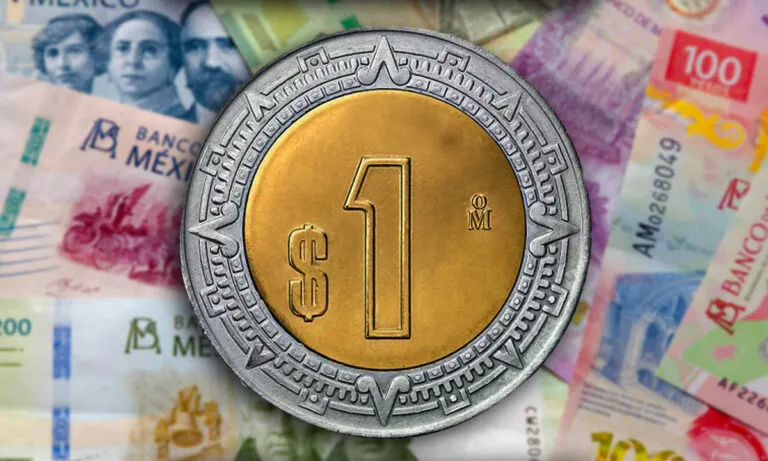 Billetes de pesos mexicanos y dólares estadounidenses ante las expectativas de apreciación del peso en el mercado de futuros de Chicago.