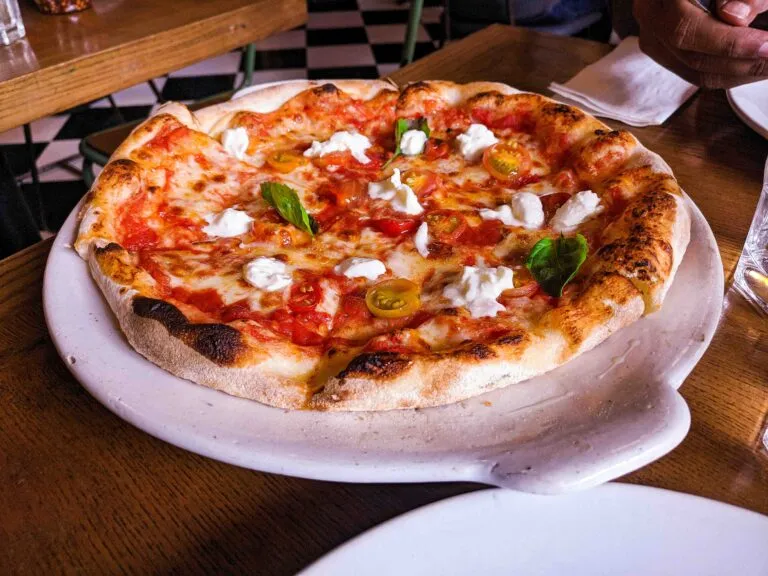 Pizzería de Chicago con pizza artesanal de masa delgada y ambiente gastronómico moderno