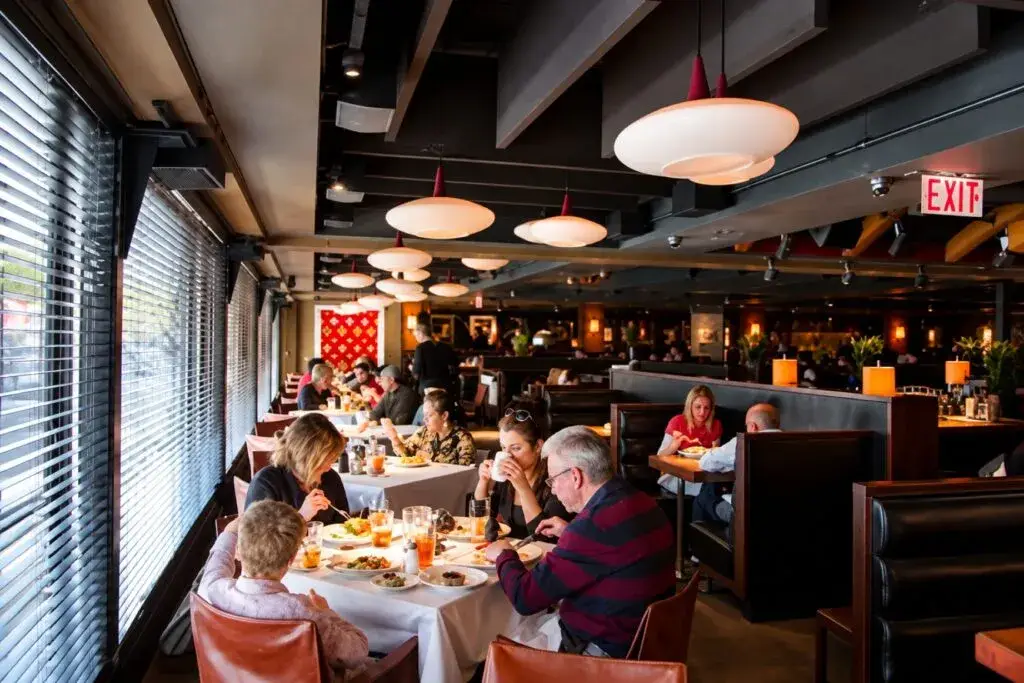 Restaurantes de Chicago registran menor actividad mientras UIC analiza el impacto económico relacionado con operativos migratorios.