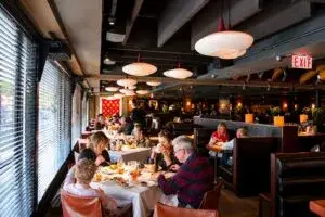 Restaurantes de Chicago registran menor actividad mientras UIC analiza el impacto económico relacionado con operativos migratorios.
