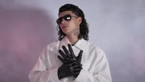 Sebas Bárcenas interpreta balada, pop y electrónica en un proyecto inspirado en Guatemala, la familia, la identidad y el amor.