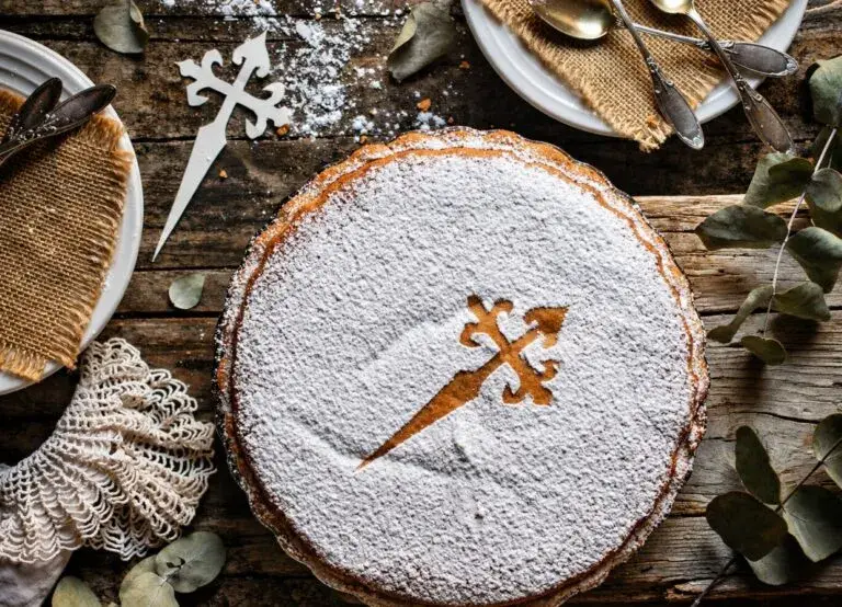Tarta de Santiago con peras frescas inspirada en la propuesta del chef James Martin en Chicago