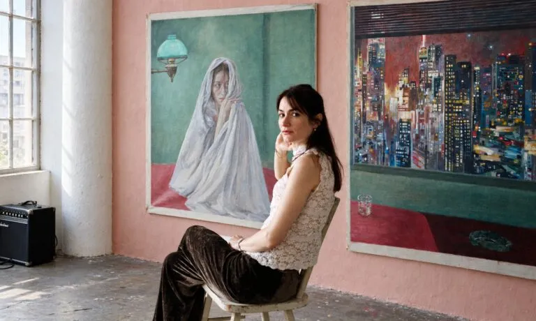 Jill Mulleady presenta en Chicago una muestra de pinturas que exploran la memoria, el peligro y distintas historias ocultas.