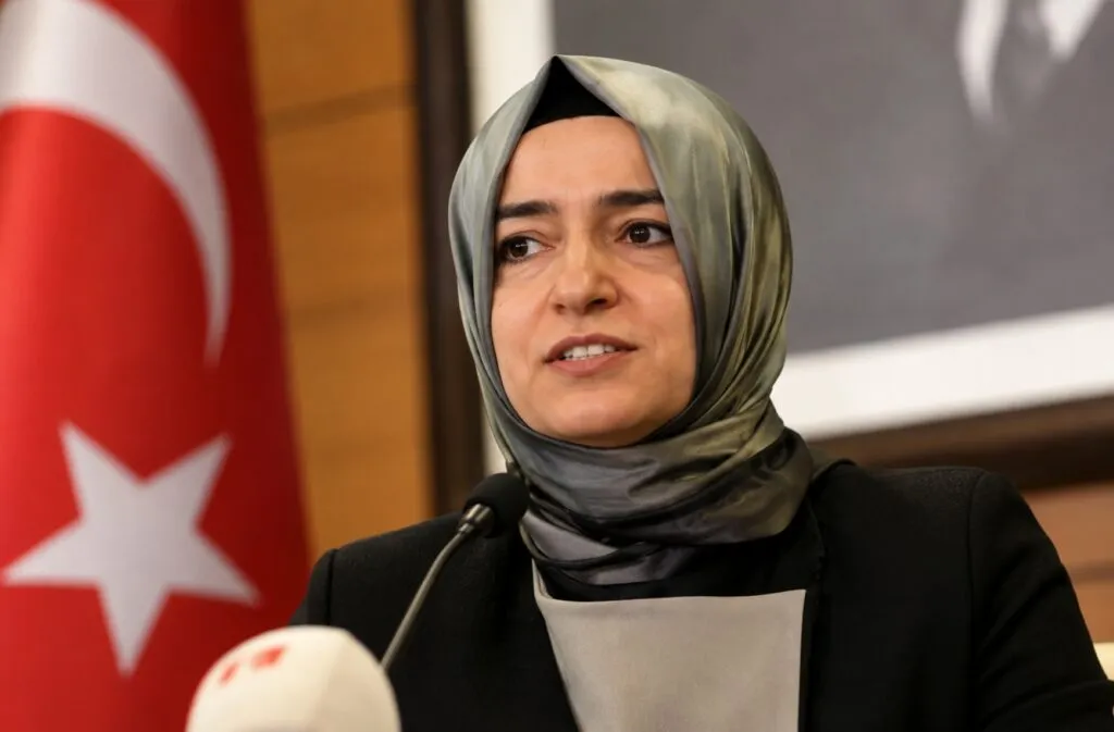 Vicepresidenta del AKP deja su cargo en Turquía mientras avanzan investigaciones relacionadas con operaciones bursátiles.