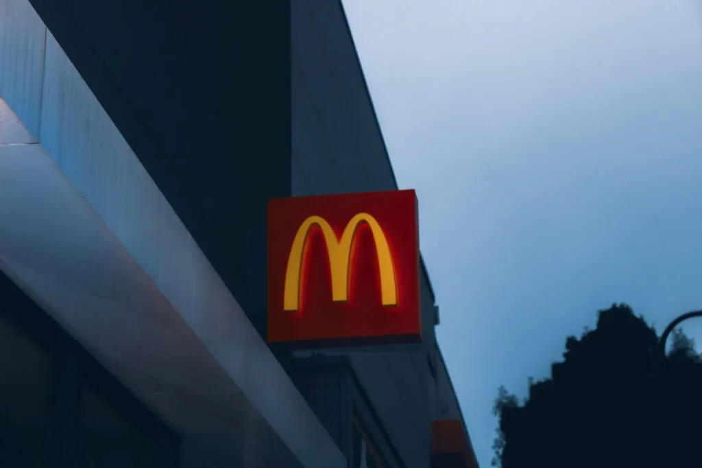 Demanda contra McDonald’s en Chicago cuestiona el supuesto uso de inteligencia artificial para coordinar precios.