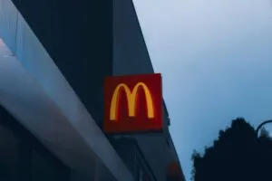 Demanda contra McDonald’s en Chicago cuestiona el supuesto uso de inteligencia artificial para coordinar precios.
